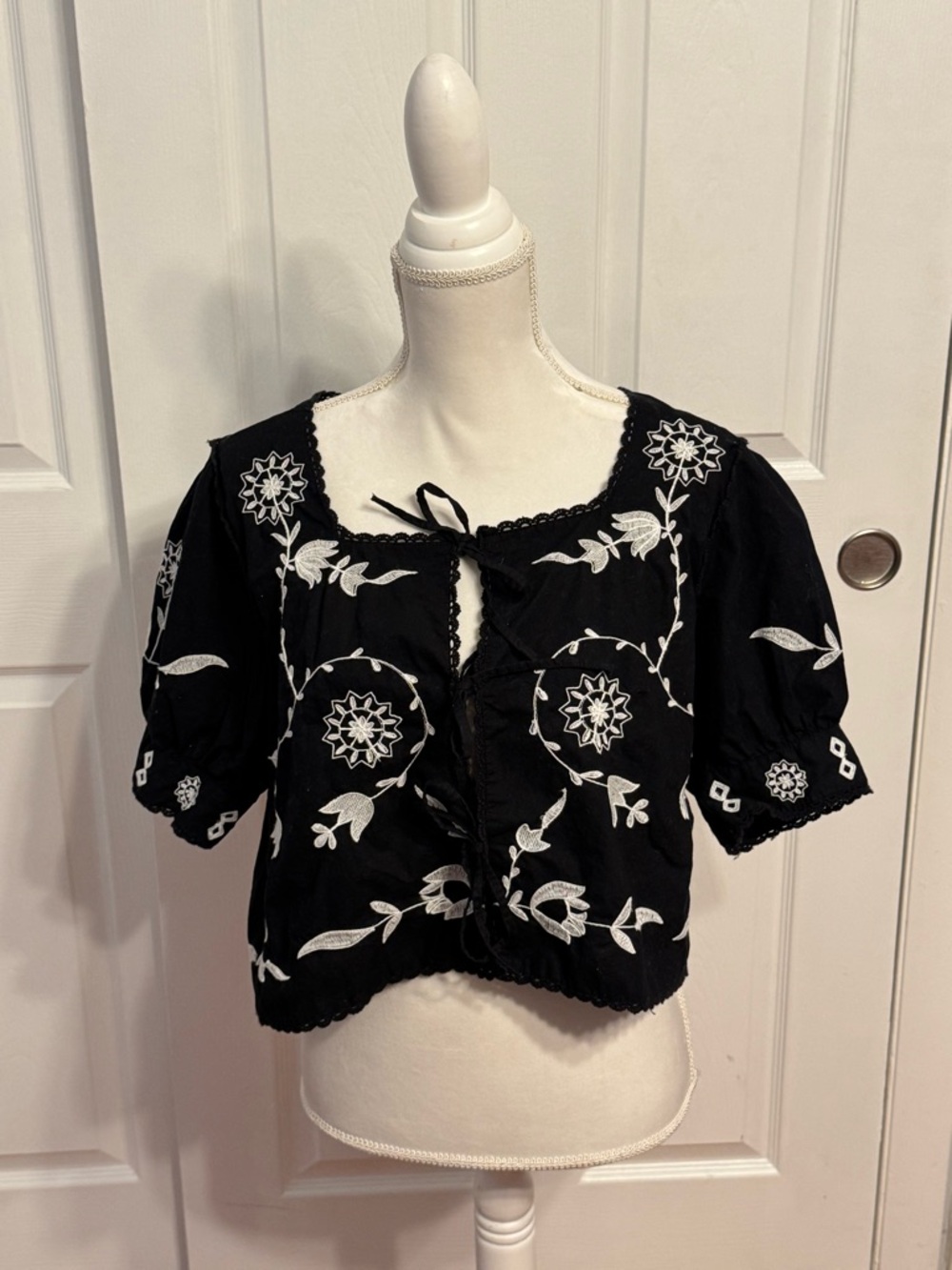 Jennifer & Grace 100% Cotton Black Embroidered Tie-Front Cropped Floral Boho Top - Picture 2 of 7